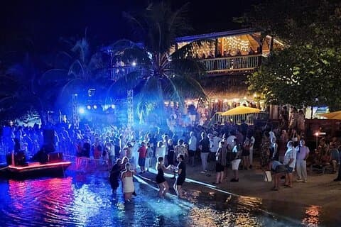 Roacrawl bar-hopping West end Roatan