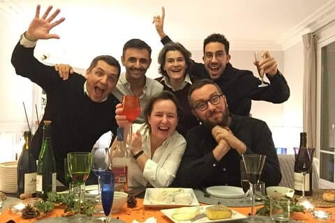 Jantar chique com vários pratos ao pé de Montmartre em Paris