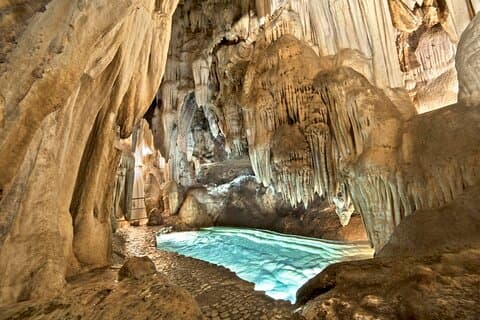 Wundergrotte und Schinkenmuseum in Aracena
