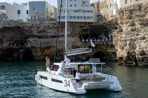 Halvdagers privat tur med katamaran i Polignano a Mare