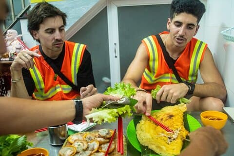 Giro notturno in bicicletta di 3 ore con cibo di strada a Ho Chi Minh City