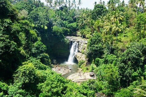 Tour privato di un'intera giornata alla cascata di Ubud e al tramonto di Tanah Lot