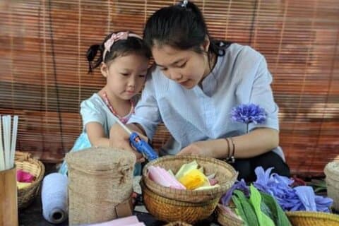 Experiência Paper Flower Making in Hue for a Cause