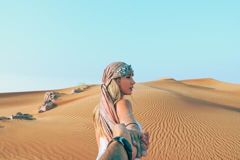 Dubai Evening Desert Safari met RedDune, sandboarden, live show