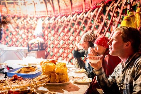 キルギスファミリーディナー： 会って、食べて、話す
