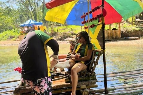 Privat bambusrafting og kalksteinsfotmassasje fra Montego Bay