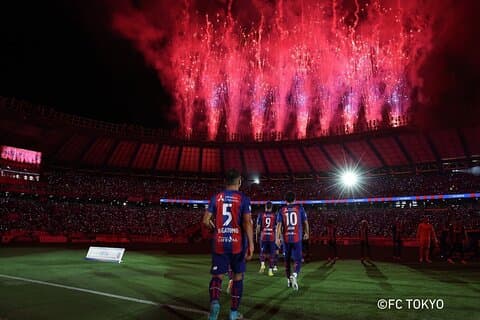 Entrada al partido de fútbol del FC Tokyo en el estadio nacional de Japón
