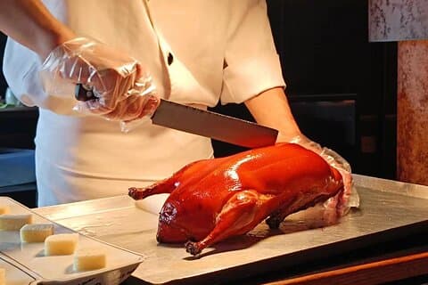 Pranzo con anatra arrosto a Pechino e spettacolo acrobatico con trasferimento