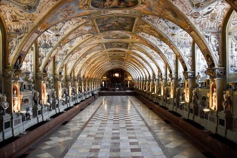 Residenz Palace and Treasury Private Tour