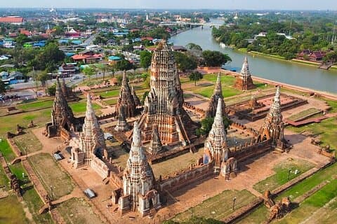 アユタヤの有名な寺院でのファンキーフロッギートゥクトゥク体験
