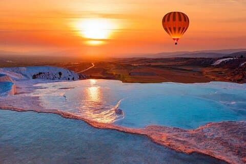 Desde Antalya Pamukkale y Hierápolis Tour con piscina Cleopatra