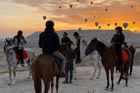 Ride Through Fairy Skorstenar: En unik Cappadocia Horseback Tour (Svenska)