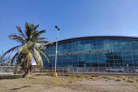 Privater Transfer vom/zum Flughafen Norman Manley