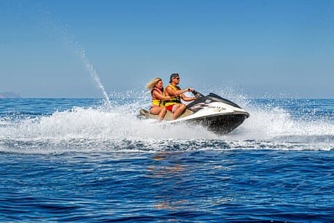 Privat jetski-aktivitet på stranden i Rethymno