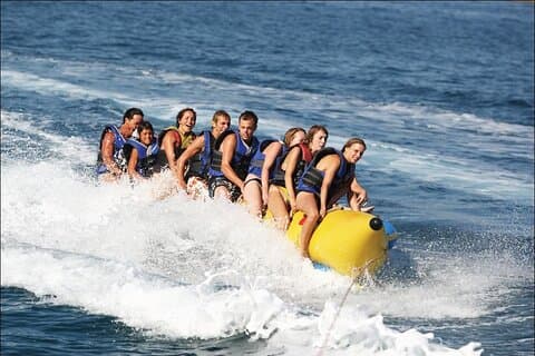 Bananenwatersportactiviteit op het strand van Rethymno