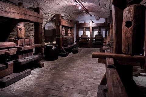 Weinprobe in den Kleinkarpaten und Tour zur Burgruine Red Stone