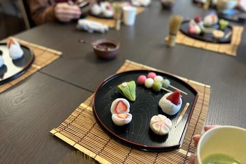 Dulces japoneses (Mochi y Nerikiri) en un estudio privado