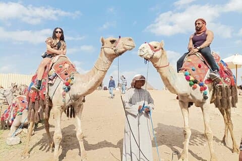 soluppgång / solnedgång Camel Rid runt Sahara Of Giza Pyramids
