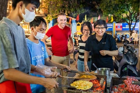 Saigon Evening Street Food Tour with 6 Dishes