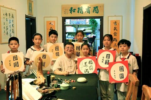 Plongez-vous : expérience de calligraphie chinoise dans le hutong de Pékin