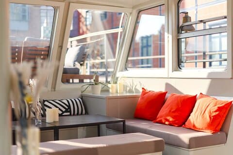 City-Loungefahrt mit dem Loungeschiff durch Berlin