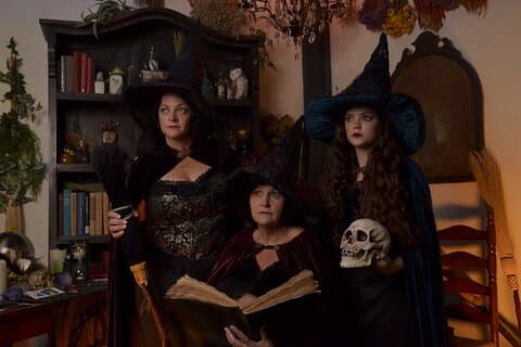 Witch Costume Photo Shoot - Witch Cottage teatersett