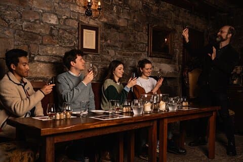 Liten gruppe Edinburgh Whisky-tur og smaksprøver