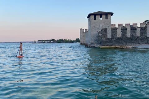 シルミオーネガルダ湖観光ツアー付きSUP体験