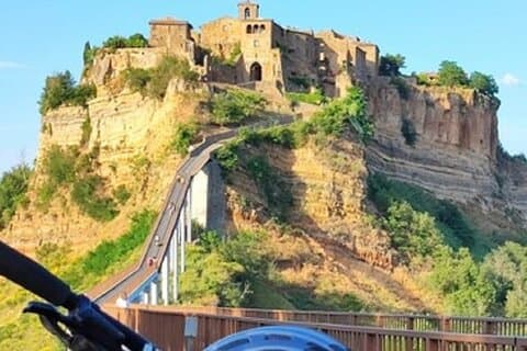 Visite en vélo électrique de la ville mourante de Civita di Bagnoregio
