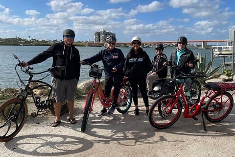 Passeio de bicicleta elétrica pela praia de New Smyrna