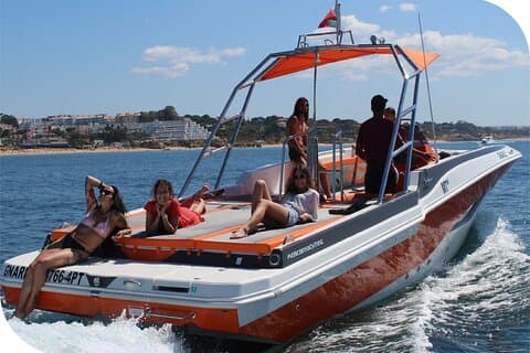 Hors-bord avec équipage au départ de Vilamoura