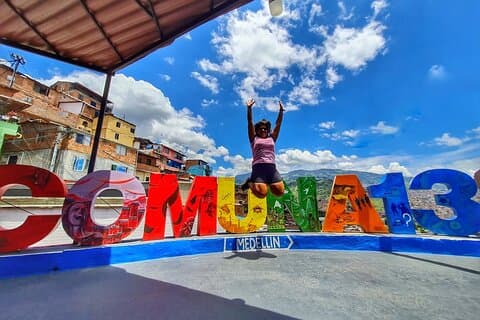 Private Tour in Medellin and Commune 13 with Local Guide- full day