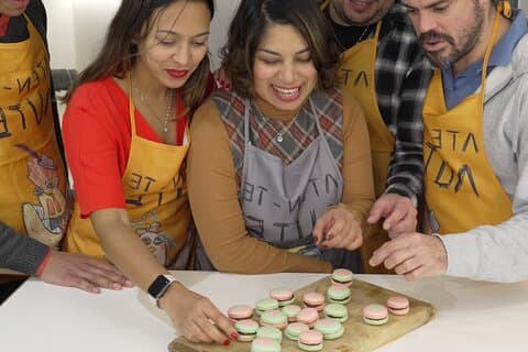 Clase de repostería de macarrones en Le Marais