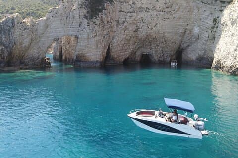 Luxury Speedboat Cruise to Shipwreck and Blue Caves