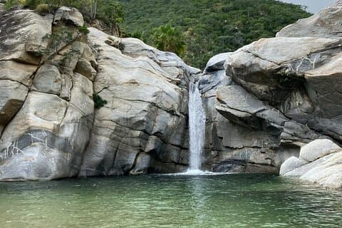 PRIVÉ Sierra de Laguna Randonnée et cascade naturelle d'eau