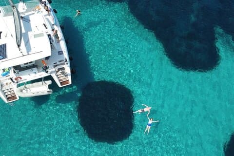 Catamarantour door Athene Riviera met verse maaltijden en zwemmen