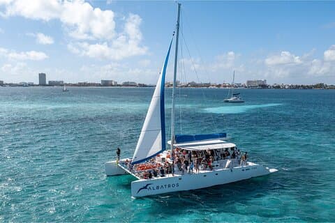 Cancun til Isla Mujeres katamaran med snorkel og strandklubb