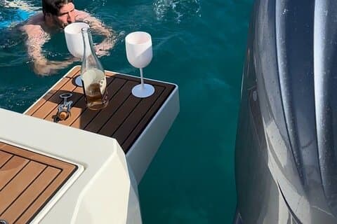 ドゥブロヴニク周辺の隠れた湾でシュノーケリング