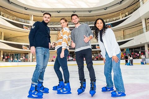 Entrada a la pista de patinaje sobre hielo cubierta American Dream