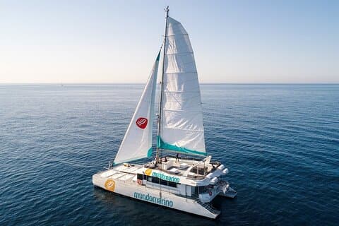 Tour da Baía de Málaga em um Gran Catamaran a Vela