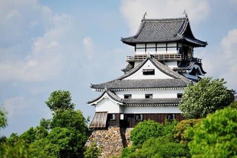 Excursão de exploração de castelos na cidade de Samurai Aichi usando trem local