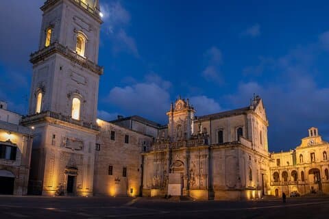 Lecce in the evening: discover the magic of the historic center