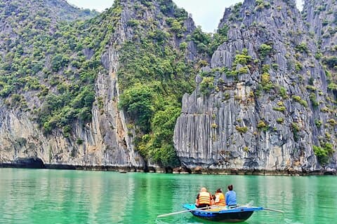 PRIVAT TUR HALONG BAY EN DAG med grotte, kajakkpadling, bambusbåt