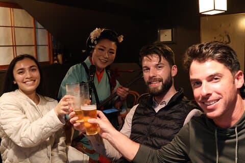 3 barer og madhoppingstur med traditionel sanger på ArakiCho