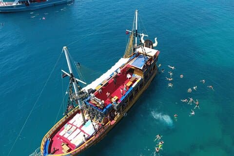 Piratskipcruise med mat og svømmestopp i Alanya