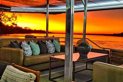 Crucero safari al atardecer por el río Zambezi