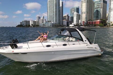 37 fods privat yachtudlejning i Miami for op til 12 personer