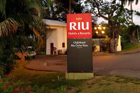 Traslado privado desde o hacia el aeropuerto a Rui Ochi Rios