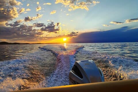 Sunset boat tour with unlimited wine