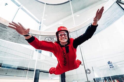 フライステーションミュンヘンでのボディフライングとインドアスカイダイビング